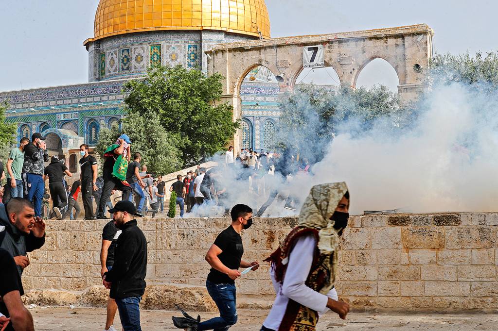 FUMAÇA E TIROS - Mesquita de Al Aqsa: os fiéis e a polícia se enfrentam -