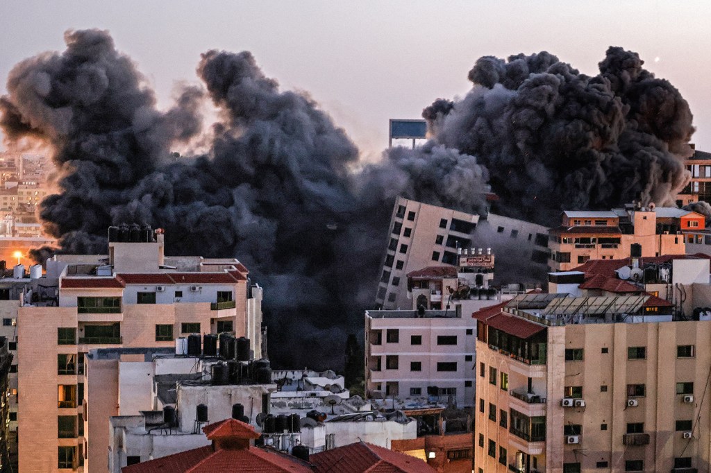 REAÇÃO - Israel bombardeia Gaza: resposta aos lançamentos de foguetes do Hamas -