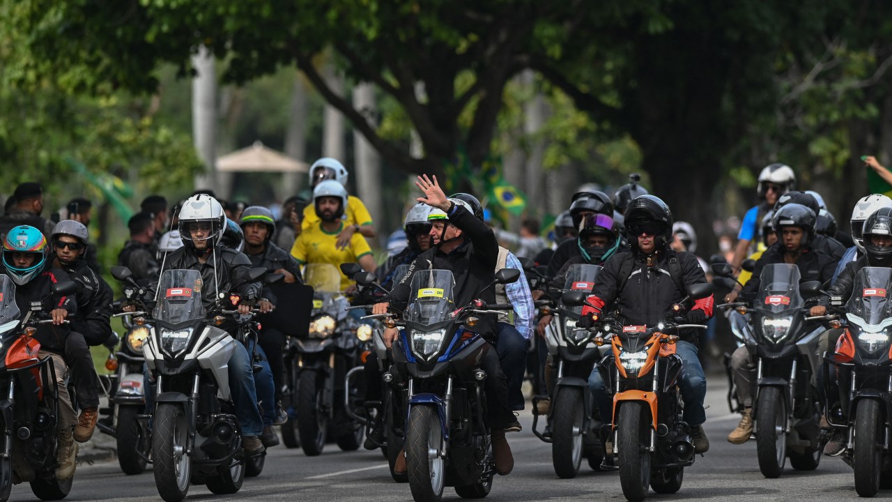 Presidente Jair Bolsonaro em passeata de motocicleta no Rio de Janeiro