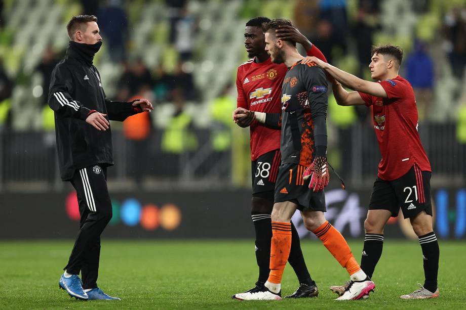 O goleiro De Gea sendo consolado pelos colegas após perder o pênalti decisivo contra o Villareal -