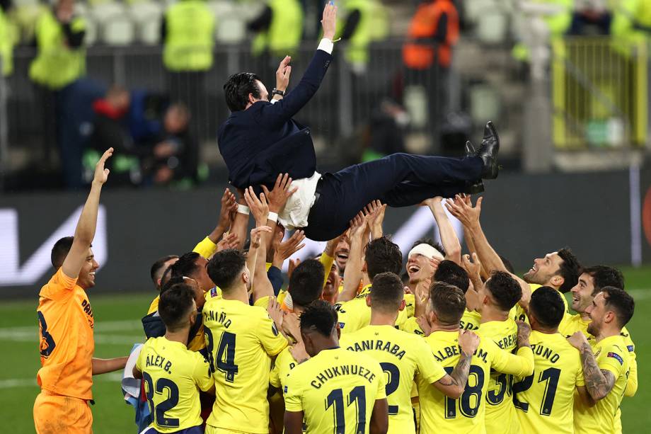 O técnico espanhol Unai Emery celebra com seus jogadores mais um título da Liga Europa -