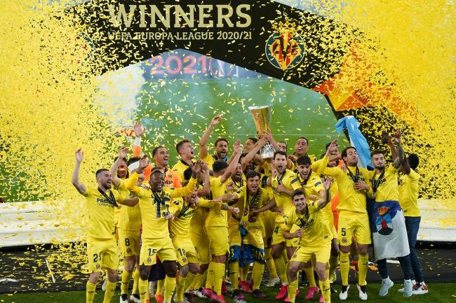 Jogadores do Villareal erguem a taça do título da Liga Europa -