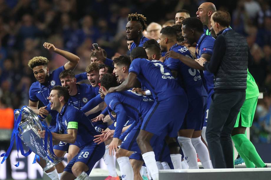 Azpilicueta ergue a taça da Liga dos Campeões junto com os companheiros de Chelsea -