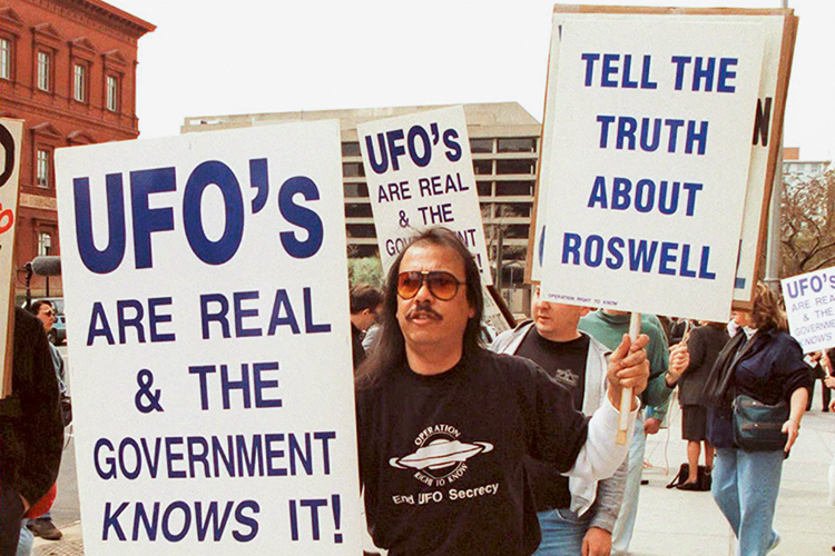 US-UFO-DEMONSTRATION EM 1995 - Washington: manifestantes querem a verdade sobre ETs -
