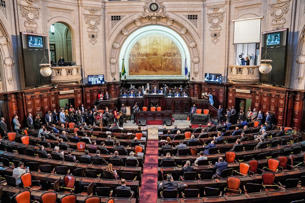 O PALCO - Plenário da Alerj: parlamentares distribuem cotas de até 210 reais funcionários