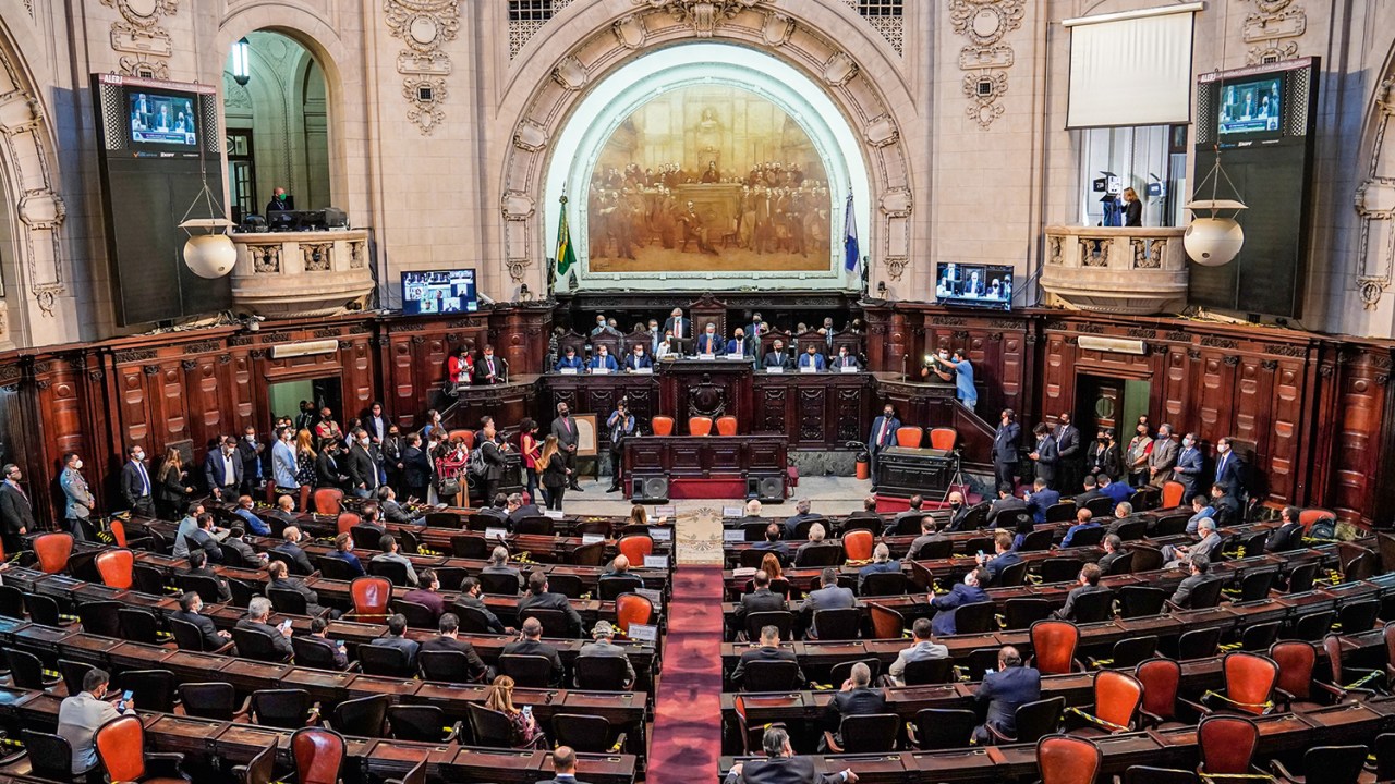 O PALCO - Plenário da Alerj: parlamentares distribuem cotas de até 210 reais funcionários