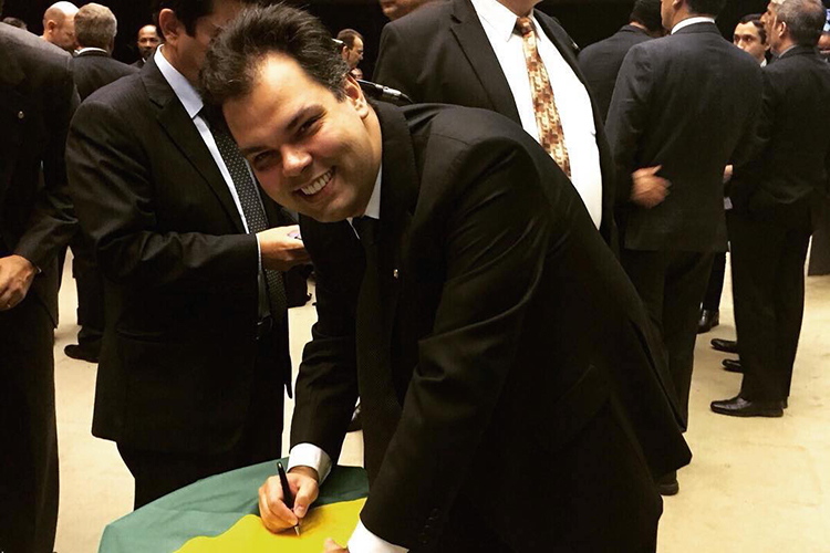 Covas, quando deputado federal, assinando uma bandeira pelo apoio ao impeachment de Dilma Rouseff, em 2015 -