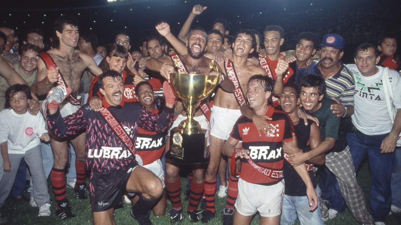 Junior, Gilmar e Gaúcho e mais o restante de jogadores do time do Flamengo comemorando a conquista do Campeonato Carioca de 1991 -