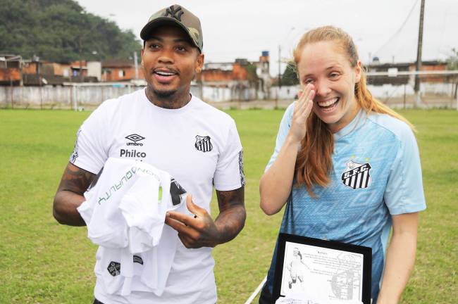 Em homenagem ao lado de Marinho após chegar ao 100º gol pelo Santos -