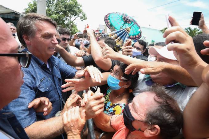 O presidente Jair Bolsonaro causa aglomeração em visita aos municípios de Caucaia e Tinguá – 26/02/2021 –