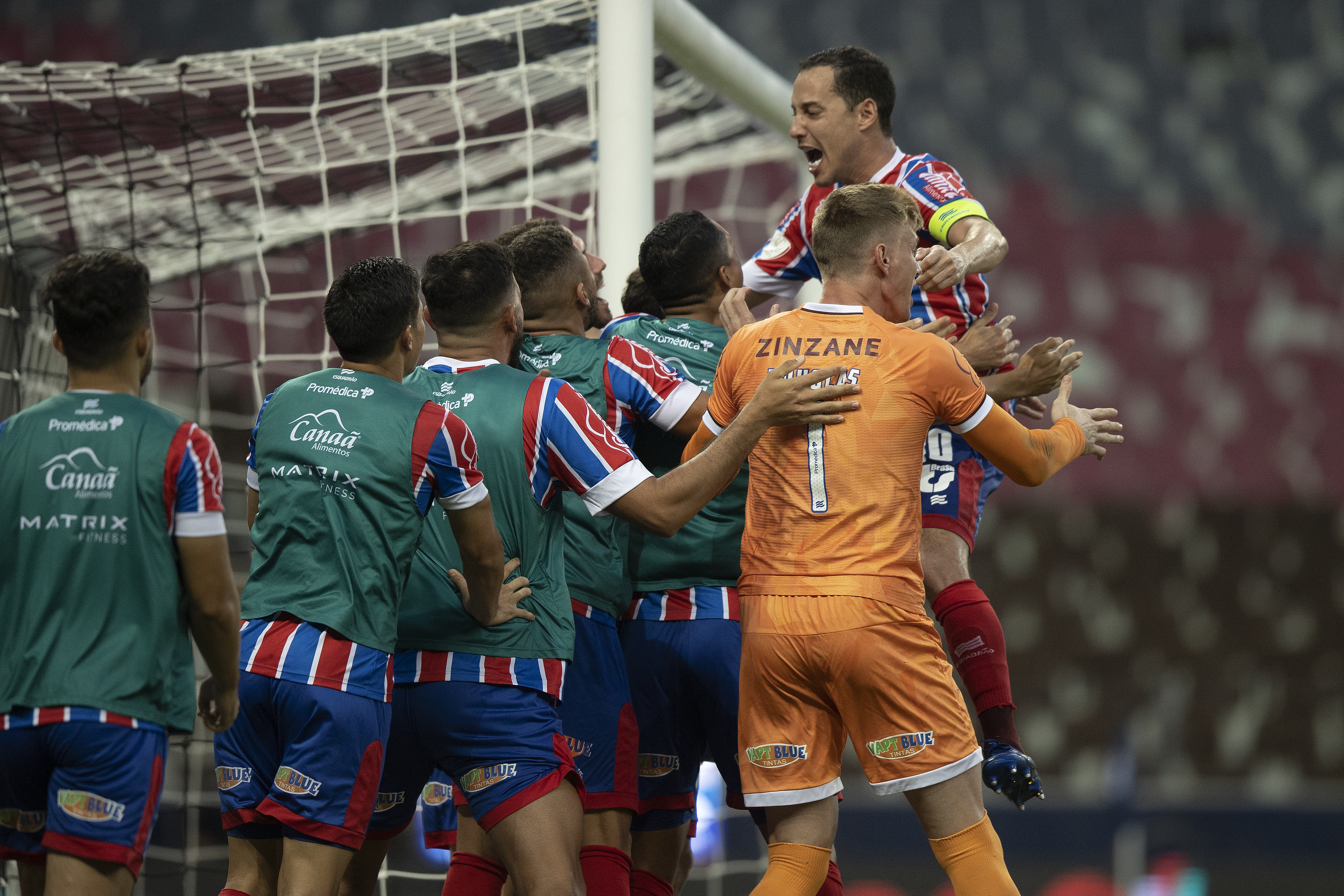 Rodriguinho celebra seu gol com os jogadores do Bahia