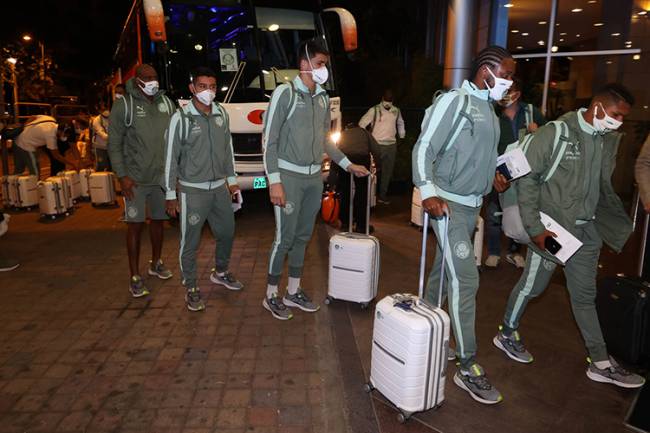 Jogadores do Palmeiras durante desembarque para disputa da Libertadores, em Quito -