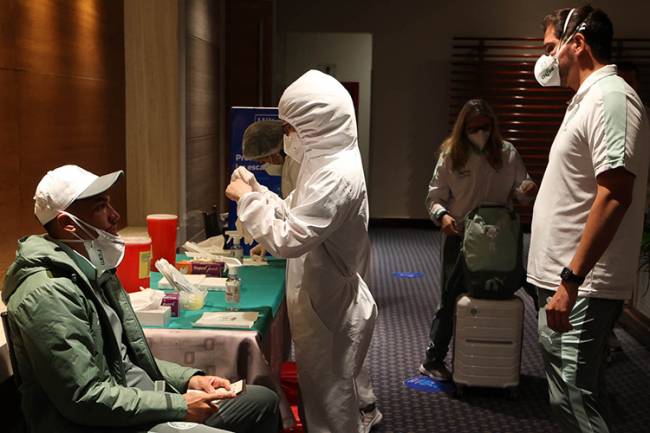 Delegação do Palmeiras durante exame de Covid-19, no hotel de concentração da equipe, em Quito -