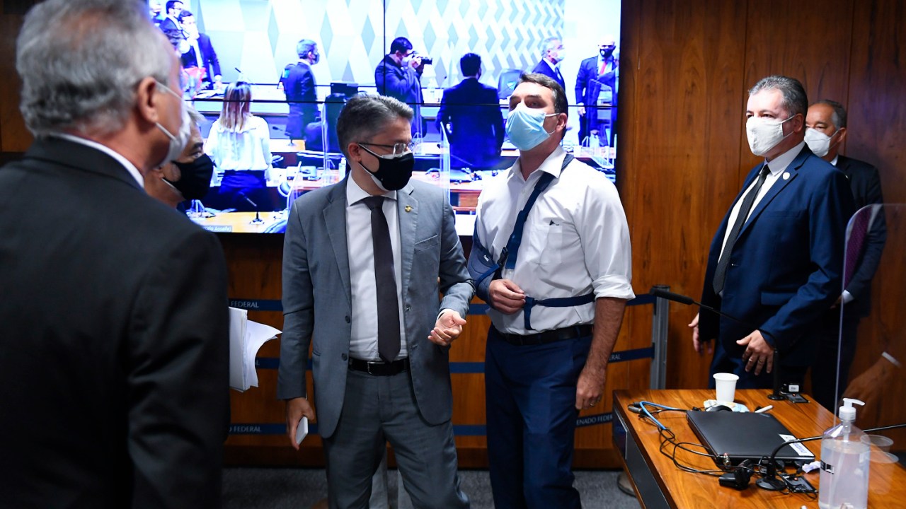 O senador Flavio Bolsonaro e Renan Calheiros durante a CPI da Covid, em Brasília -