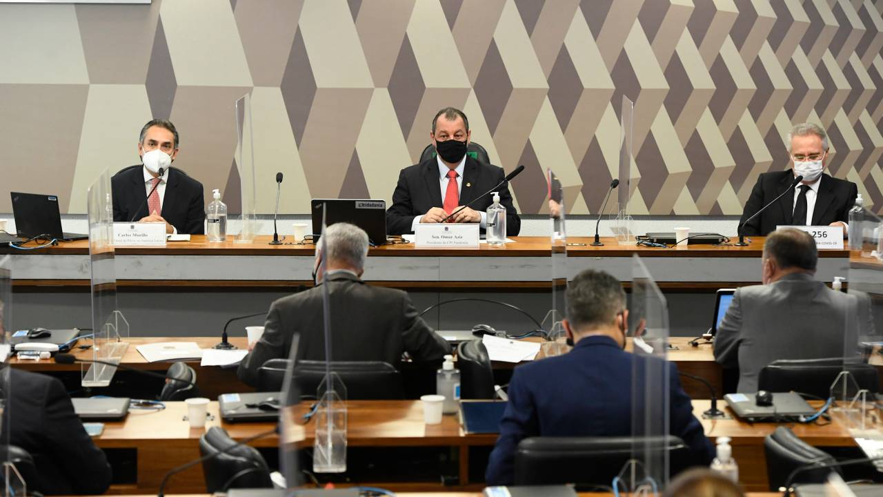 Ex-presidente da Pfizer no Brasil Carlos Murillo durante depoimento na CPI da Pandemia, ao lado dos senadores Omar Aziz e Renan Calheiros -