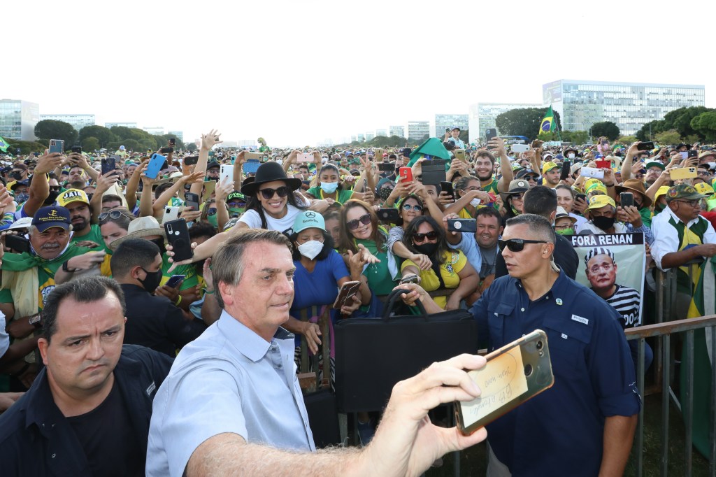 O presidente Jair Bolsonaro participa de ato na Esplanada dos Ministérios, em Brasília - 15/05/2021