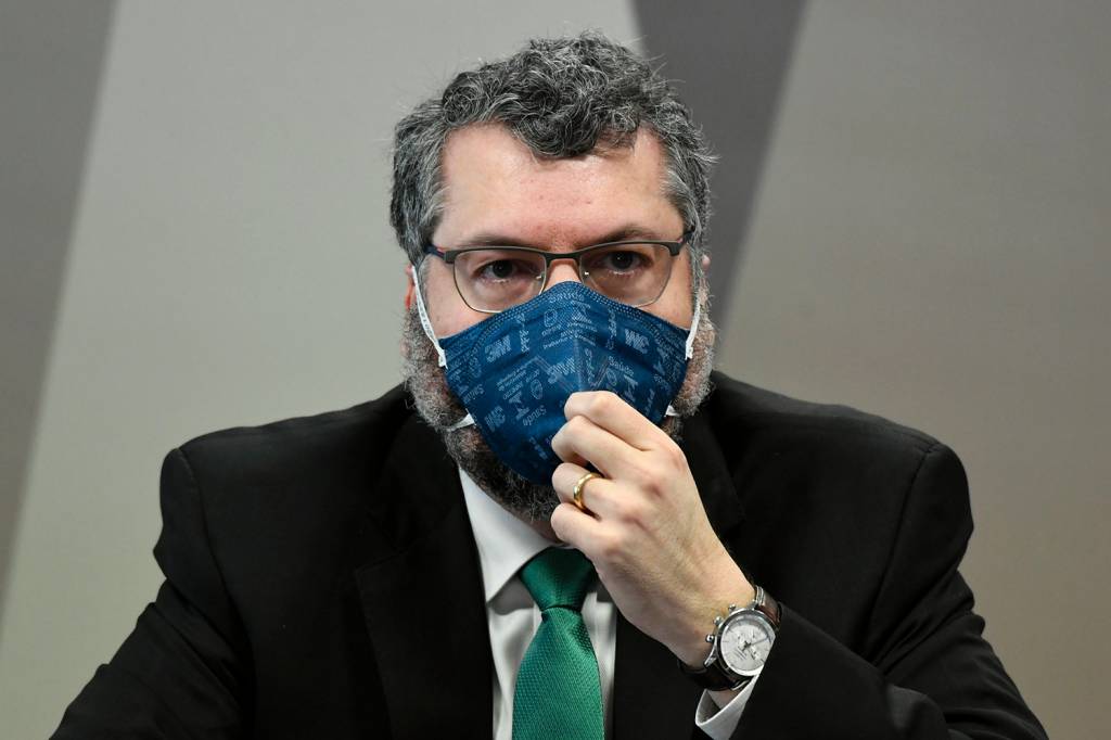 Fábio Faria processa Ernesto Araújo por calúnia e difamação