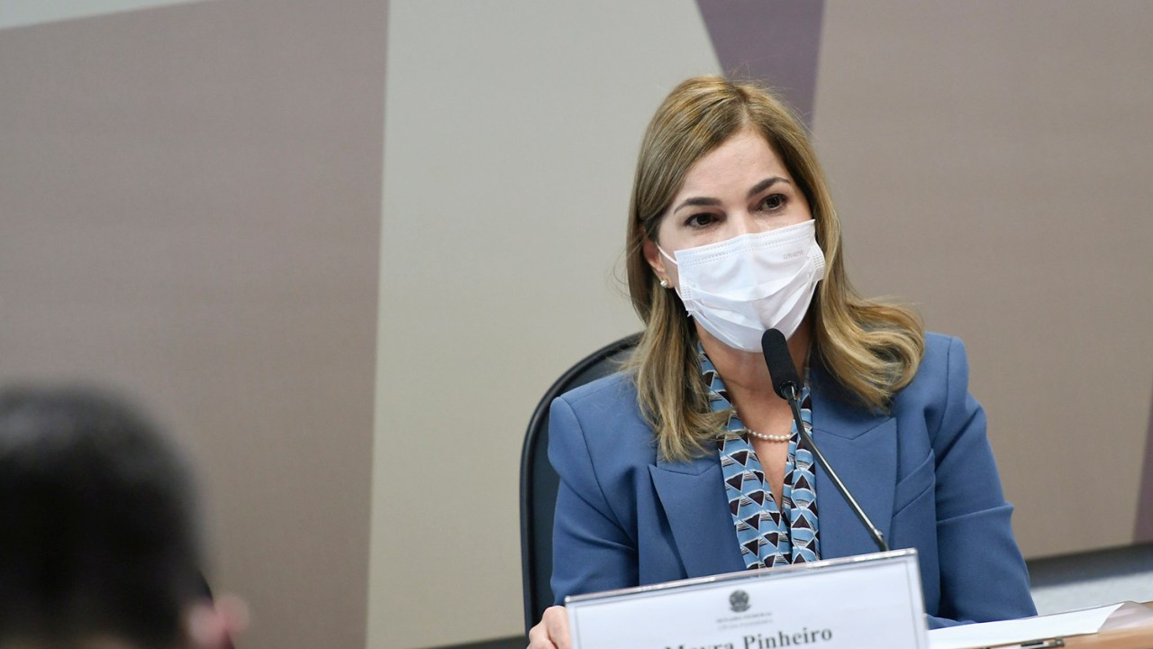 A secretária do Ministério da Saúde Mayra Pinheiro durante depoimento à CPI da Pandemia -