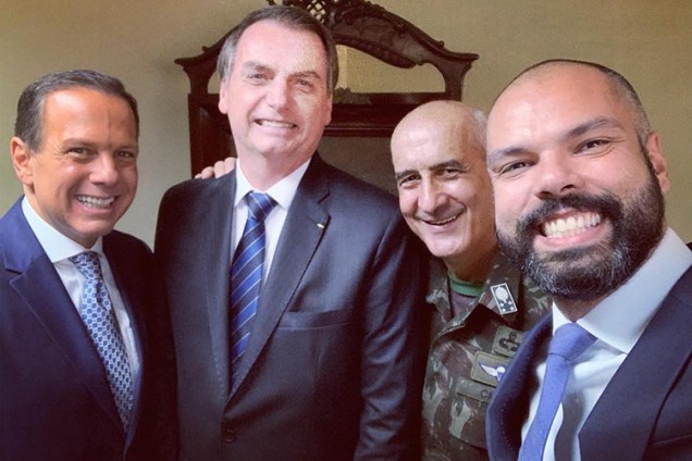 Bruno Covas ao lado de João Doria, Jair Bolsonaro e General Luiz Eduardo Ramos, em 2019 -