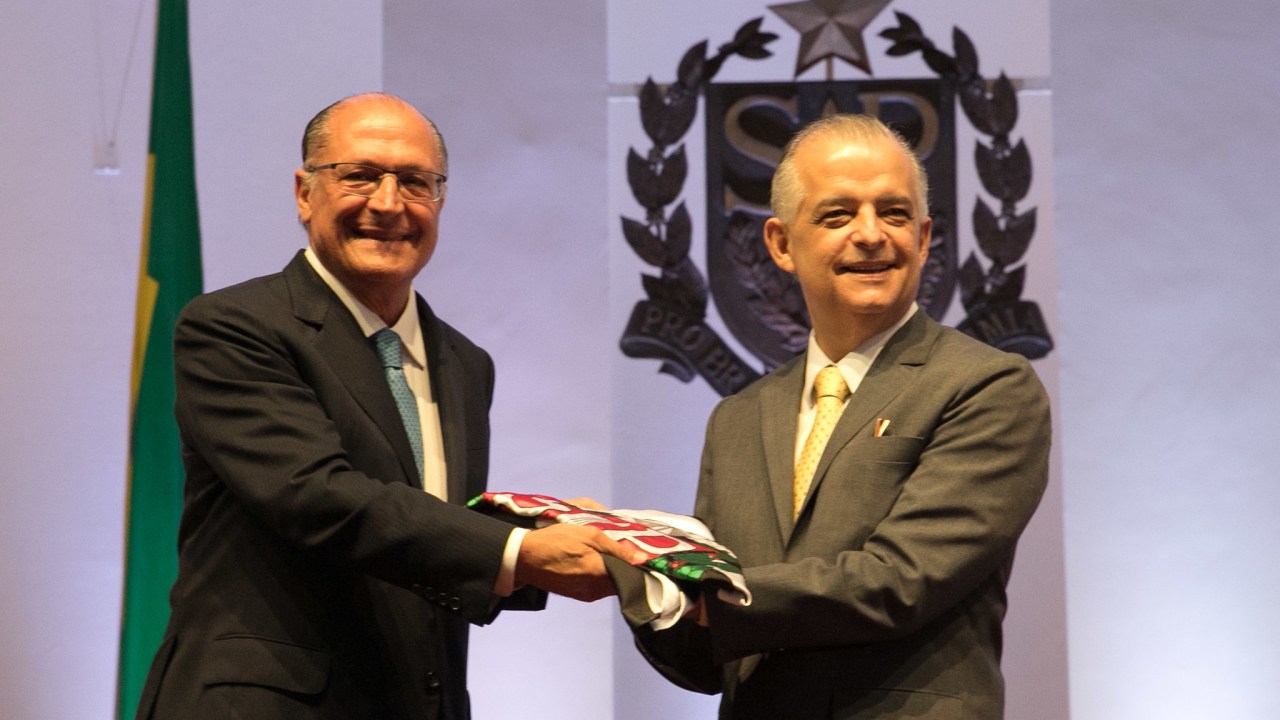 Geraldo Alckmin PSDB) transmite o cargo de governador ao seu vice, Márcio França (PSB), em abril de 2018