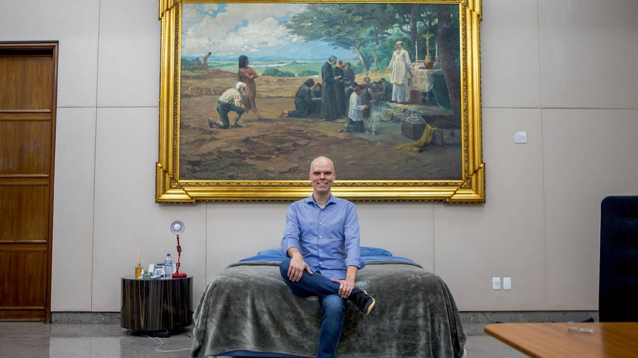 GRANDEZA - O prefeito: cama no gabinete em meio ao combate à pandemia -