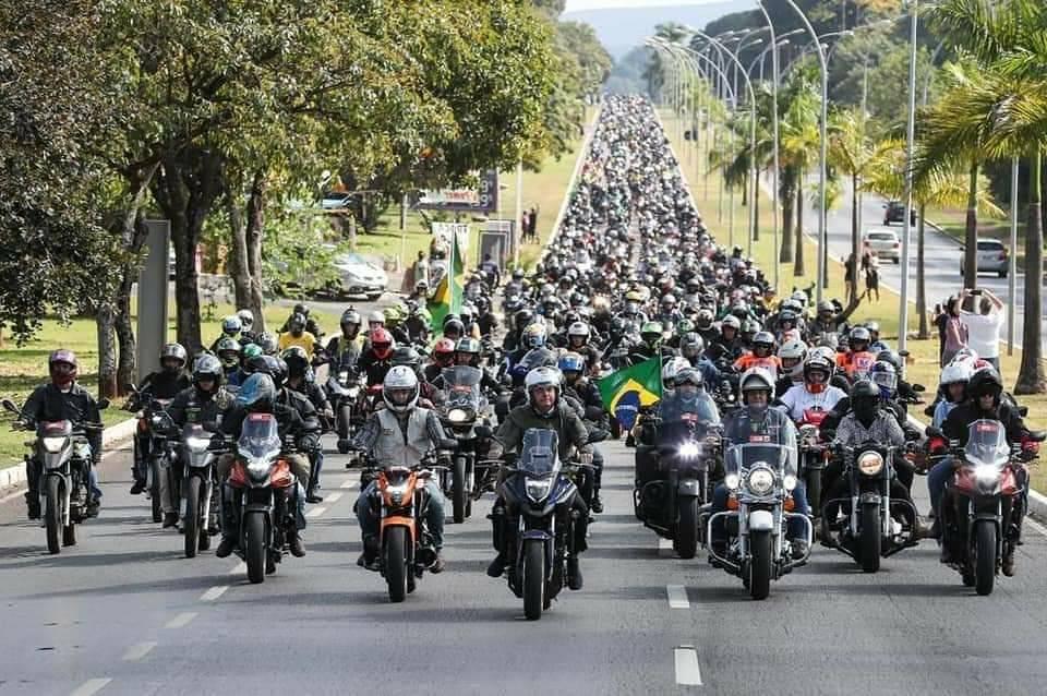 O presidente Jair Bolsonaro à frente de centenas de motoqueiros em manifestação em Brasília
