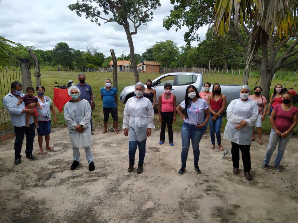 Agentes de saúde e moradores durante vacinação na zona rural de Bonito de Minas
