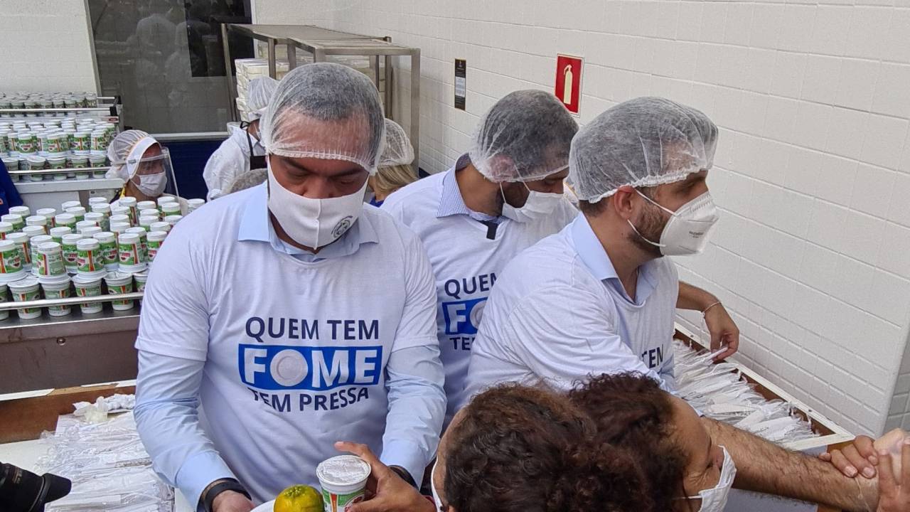 O governador do Rio, Cláudio Castro, durante inauguração de restaurante em Campos