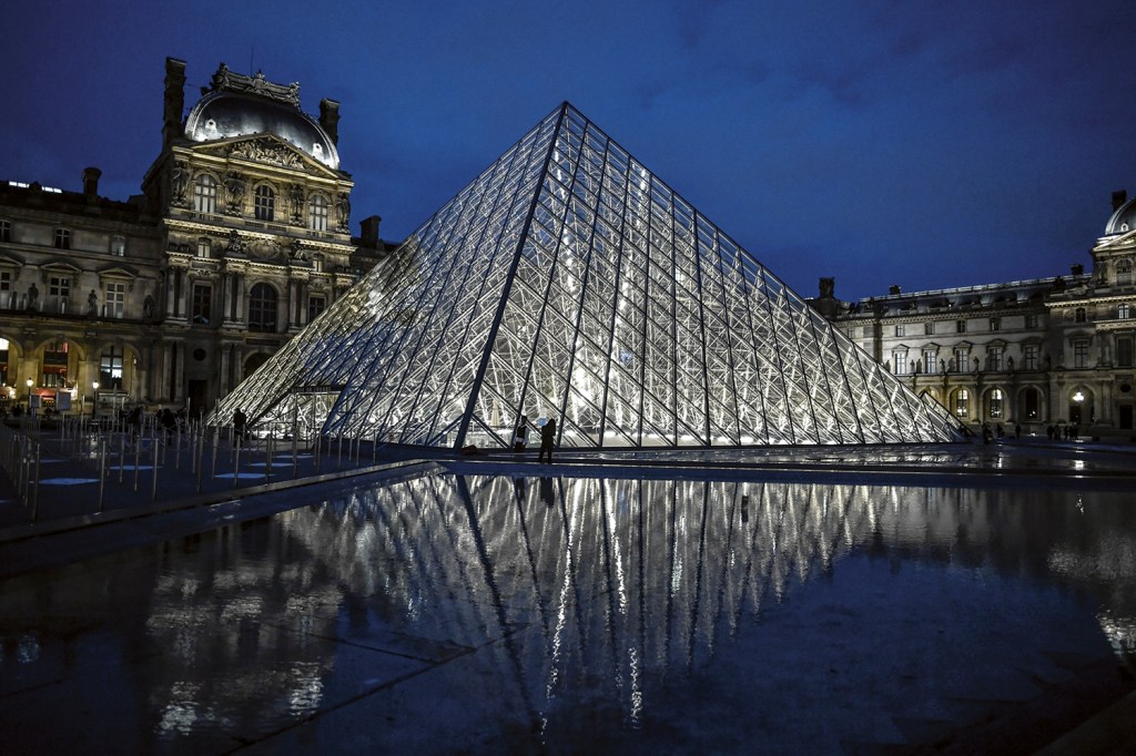 COM TALENTO DÁ CERTO - O arquiteto sino-americano I.M. Pei projetou a pirâmide de vidro do Louvre sob desconfiança e críticas dos que achavam que ela desvirtuaria o antigo palácio real. Calou a todos com a beleza da obra, artisticamente integrada ao museu, que virou cartão-postal de Paris -