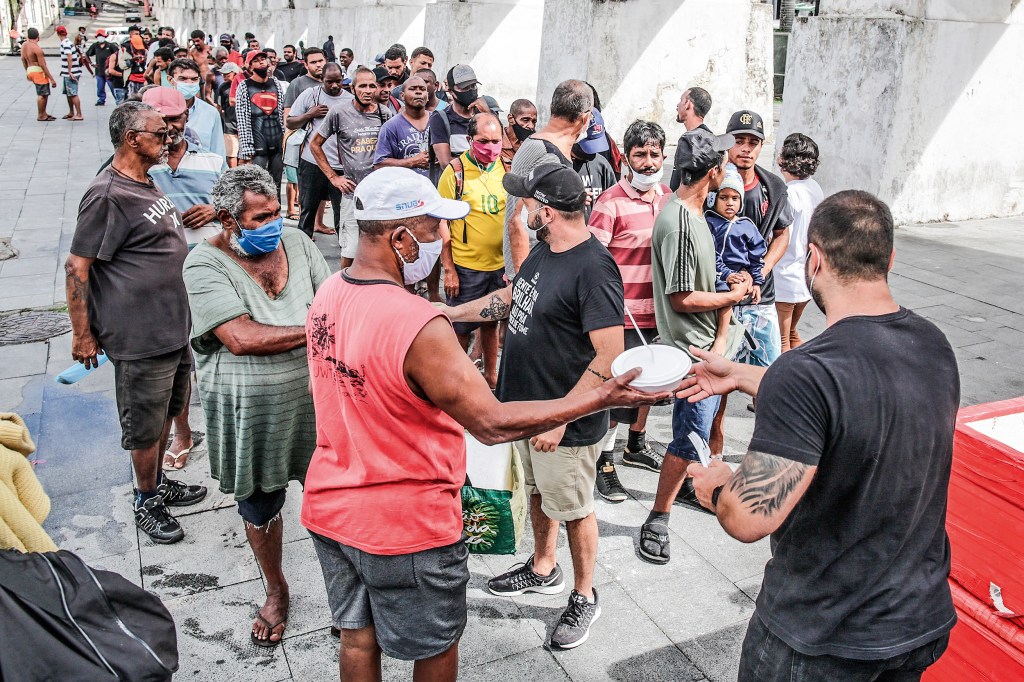 SOCORRO - Pobreza em alta: voluntários do projeto Covid sem Fome distribuem comida a pessoas carentes em rua do Rio -