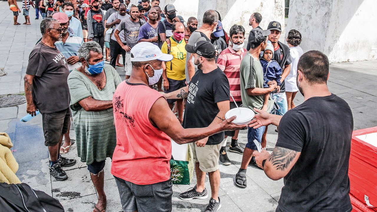 SOCORRO - Pobreza em alta: voluntários do projeto Covid sem Fome distribuem comida a pessoas carentes em rua do Rio -