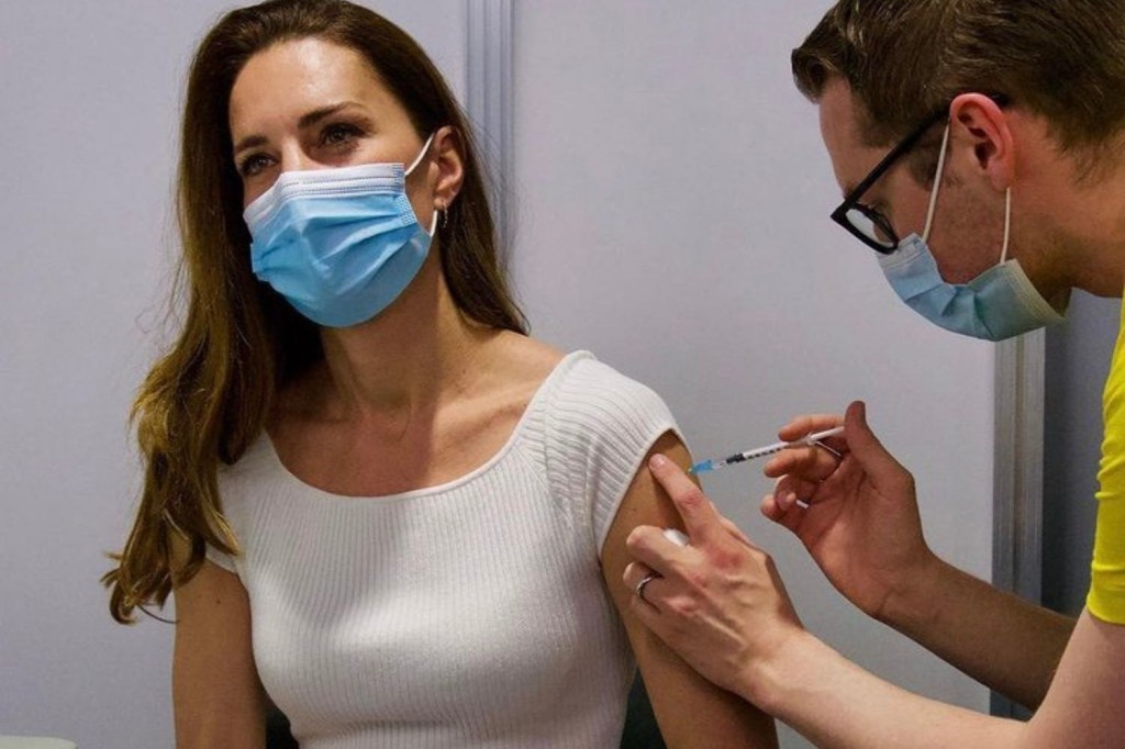 A duquesa de Cambridge recebe a primeira dose da vacina contra o novo coronavírus em Londres, Reino Unido