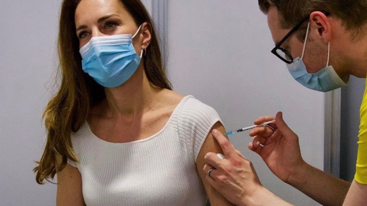 A duquesa de Cambridge recebe a primeira dose da vacina contra o novo coronavírus em Londres, Reino Unido