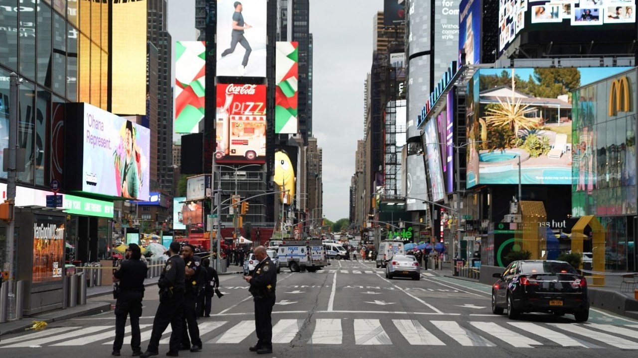 A Times Square, um dos principais pontos turísticos de Nova York, foi interditada após duas mulheres e uma criança terem sido baleadas -