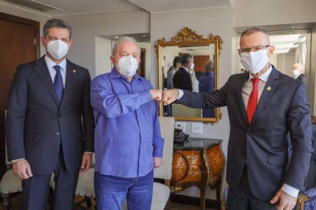 Lula posou para uma foto com o senador Fabiano Contarato (Rede-ES) ao lado do também senador Rogério Carvalho (PT-SE) -