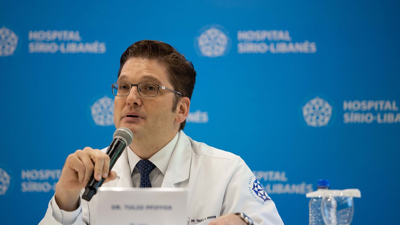 Dr. Tulio Eduardo Flesch Pfiffer, membro da equipe médica do Sírio Libanês responsável em cuidar do prefeito Bruno Covas durante coletiva de imprensa, em São Paulo -