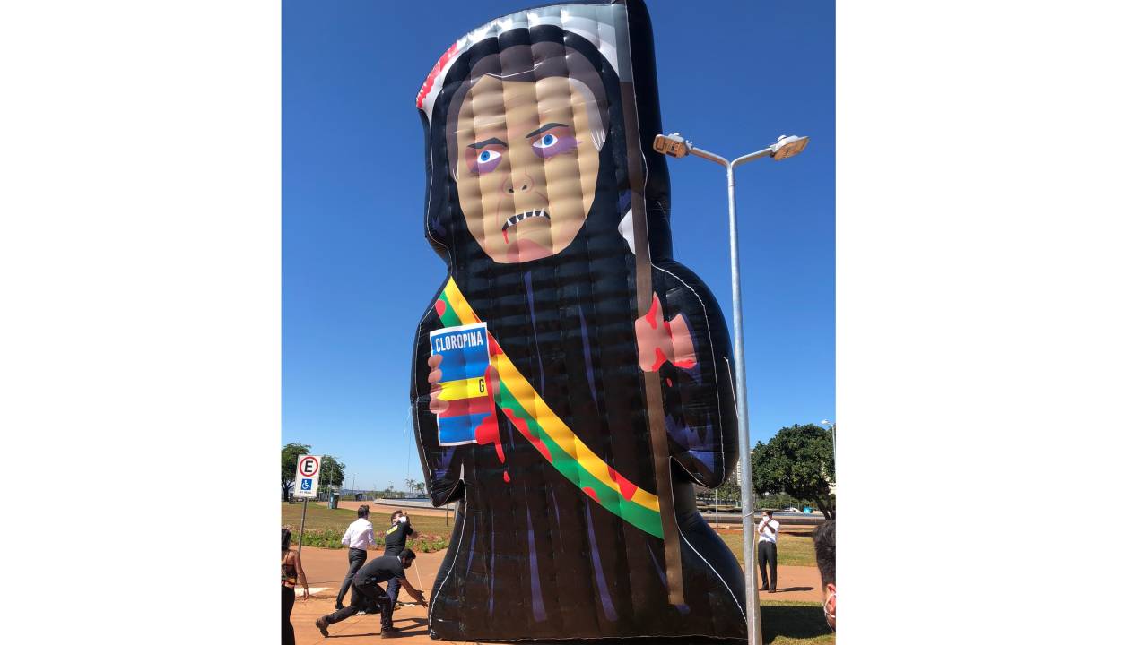 O Capitão Cloroquino, boneco inflável do presidente Jair Bolsonaro, foi instalado no centro de Brasília