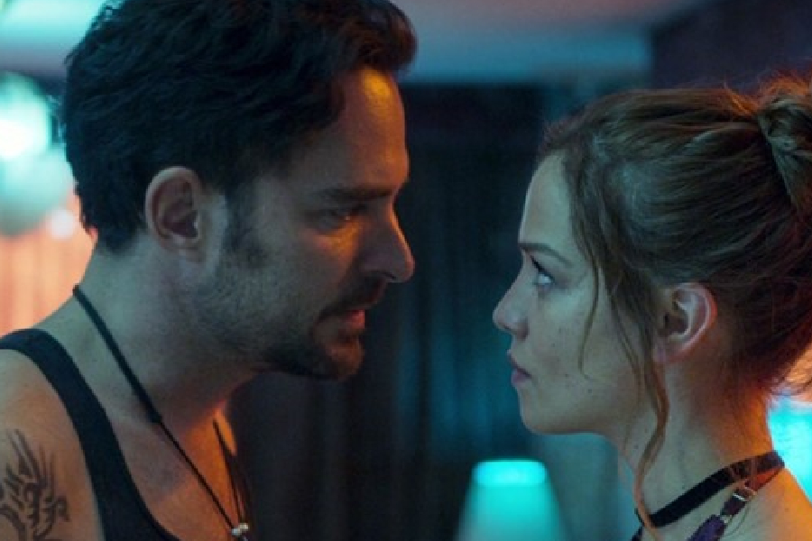 Elisa e Alex Alex desenvolve um relacionamento com a filha do homem que mais odeia: César Lazcano.