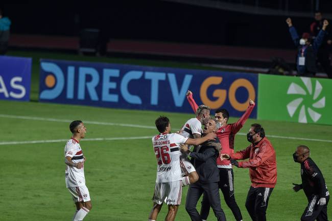 Crespo comemorando o gol do Sāo Paulo com os jogadores da equipe -