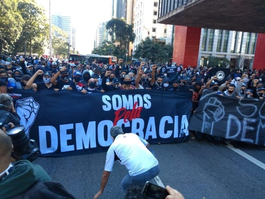 Manifestação pela democracia em junho de 2020 em frente ao Masp, na Avenida Paulista