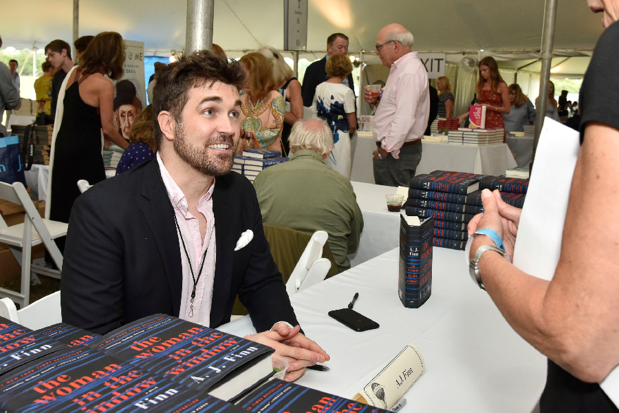 A. J. Finn dando autógrafos na livraria East Hampton em 2018