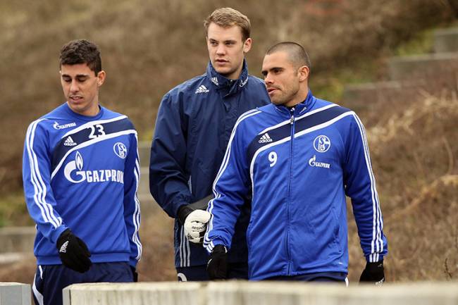 Danilo Avelar e Manuel Neuer pelo Schalke 04, em 2011 -