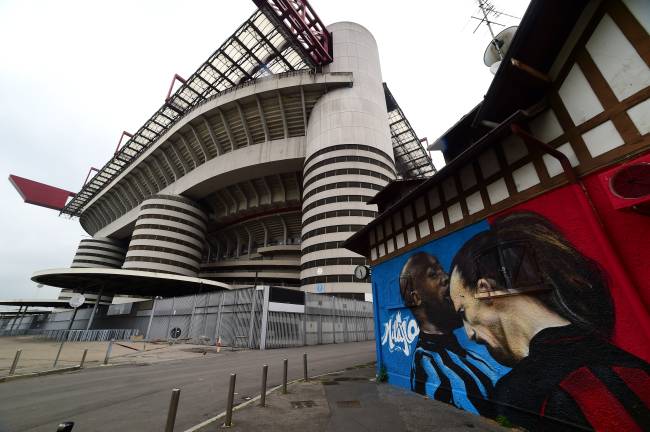 Briga entre Lukaku e Ibrahimovic foi retratada em mural próximo ao estádio San Siro