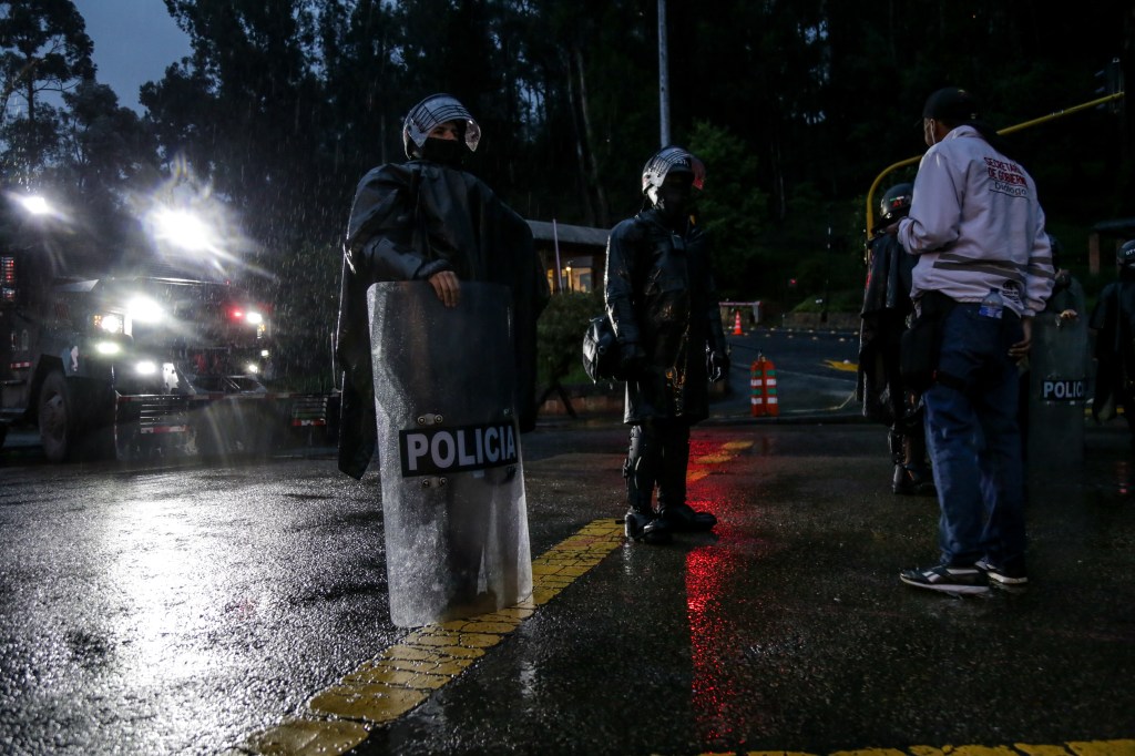 Policiais vistos durante manifestação contra o governo em Bogotá. 03/05/2021