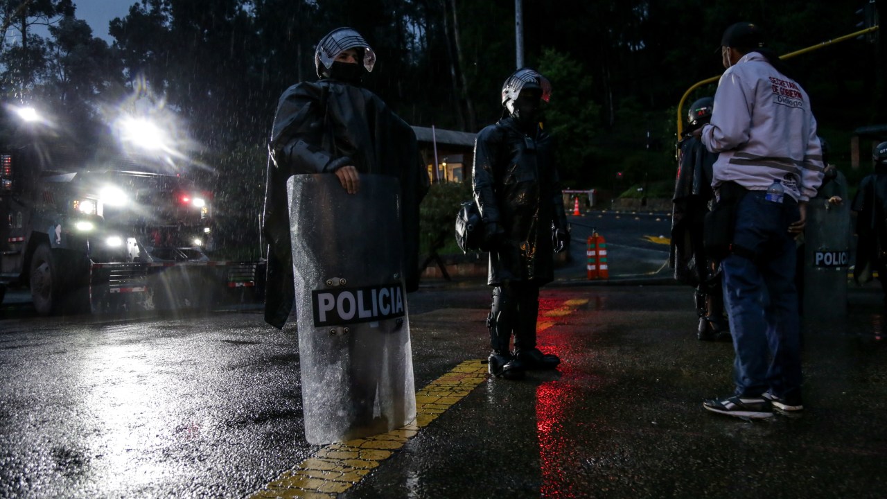 Policiais vistos durante manifestação contra o governo em Bogotá. 03/05/2021