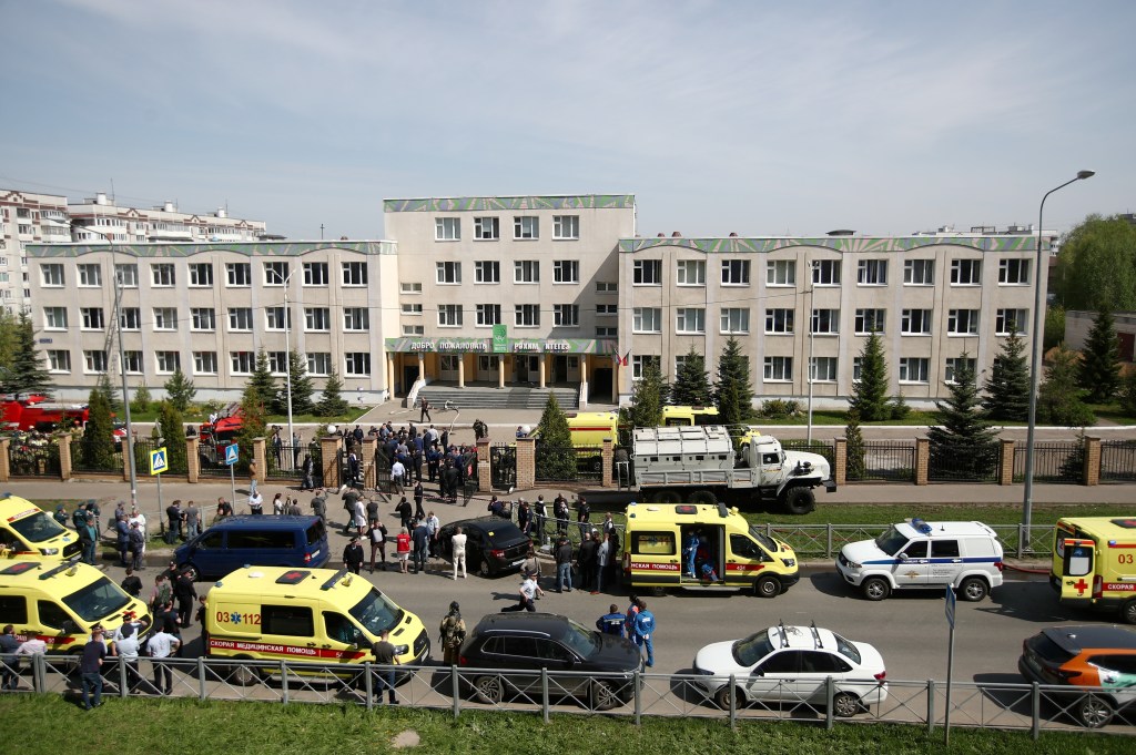 Viaturas e ambulâncias cercam escola em Kazan após ataque a tiros que deixou 8 mortos - 11/05/2021