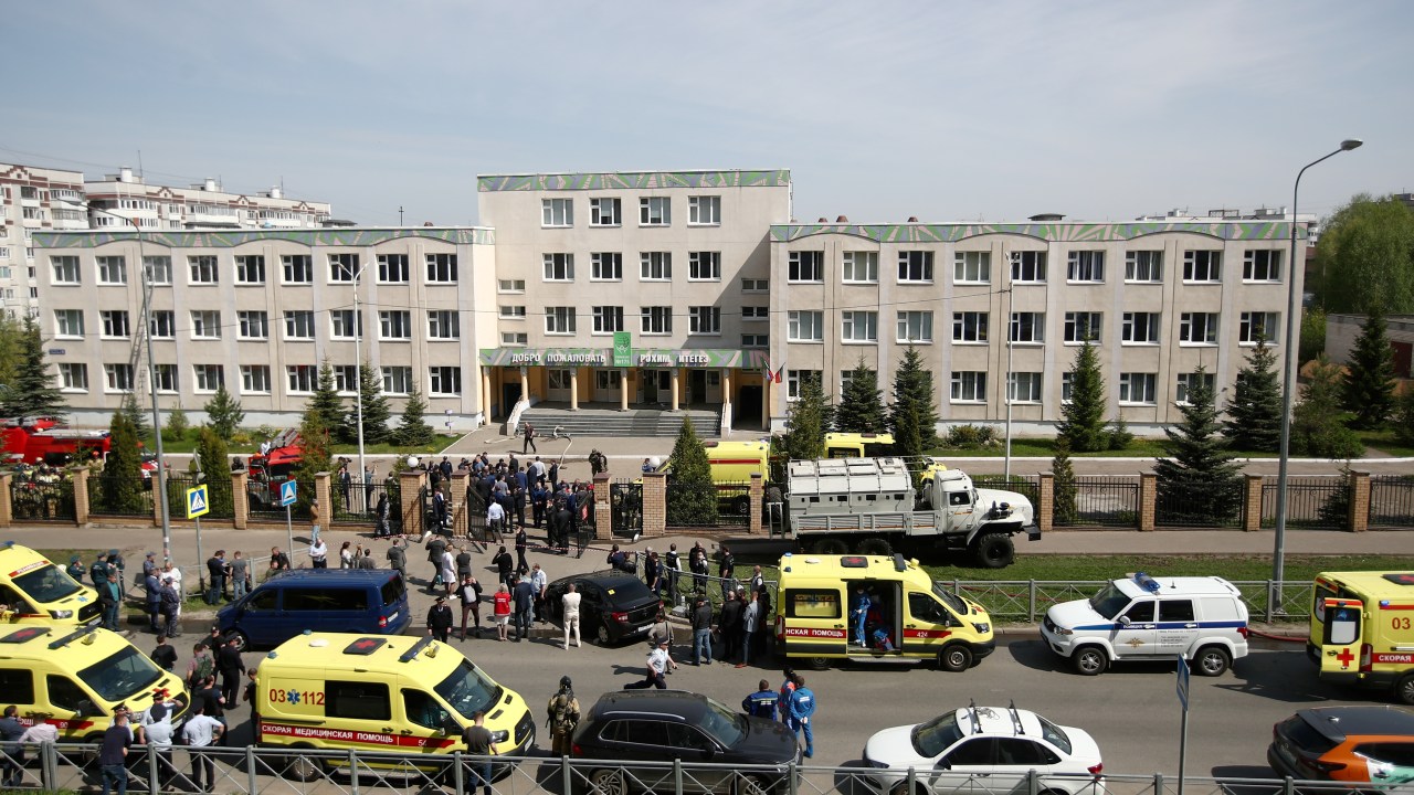 Viaturas e ambulâncias cercam escola em Kazan após ataque a tiros que deixou 8 mortos - 11/05/2021