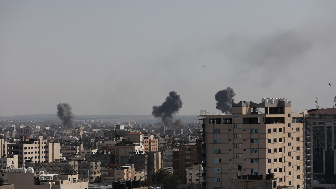 Fumaça em meio a prédios na Faixa de Gaza durante ataques aéreos israelenses - 11/05/2021