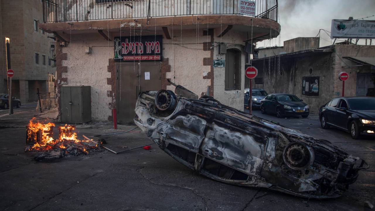 Israelenses árabes e judeus se enfrentaram na cidade de Lod, próxima Tel Aviv, na noite desta quarta-feira (12)