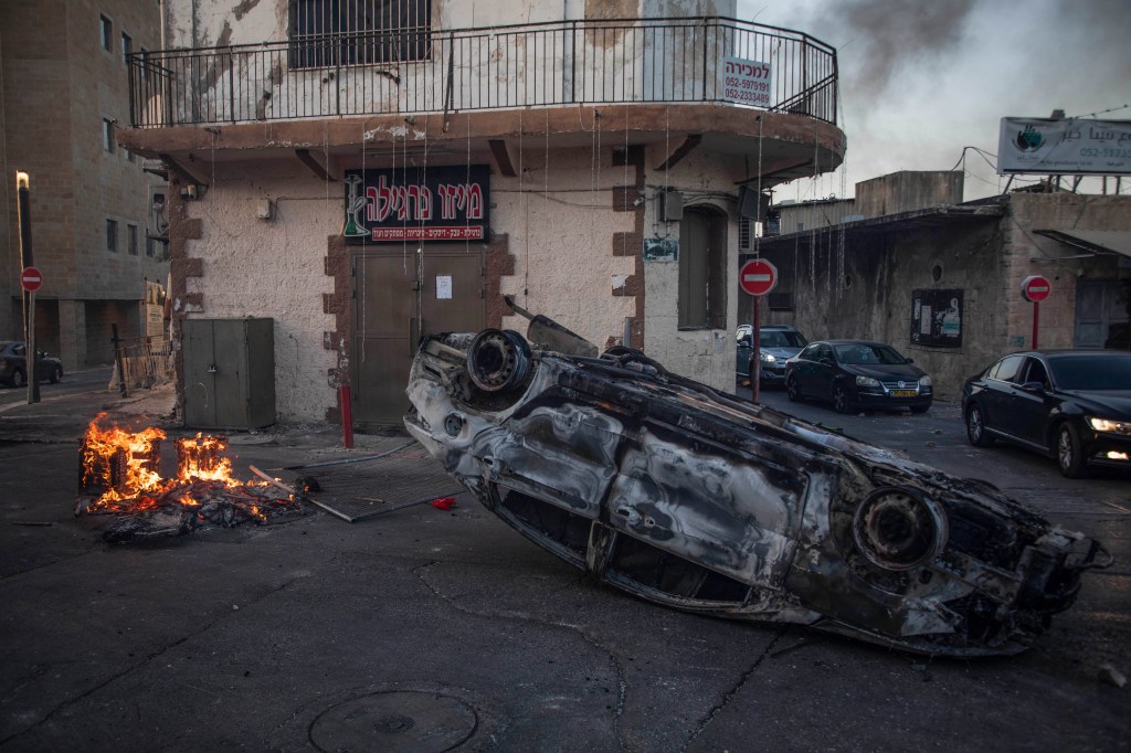 Israelenses árabes e judeus se enfrentaram na cidade de Lod, próxima Tel Aviv, na noite desta quarta-feira (12)